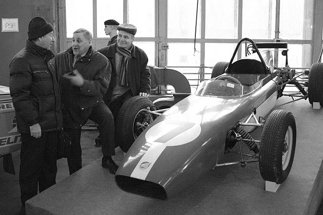 Один из создателей автомобиля Мильштейн Марк Зиновьевич и гонщик Ржечицкий Вадим Борисович, победитель ралли Нигерия 1973 года на автомобил.jpg
